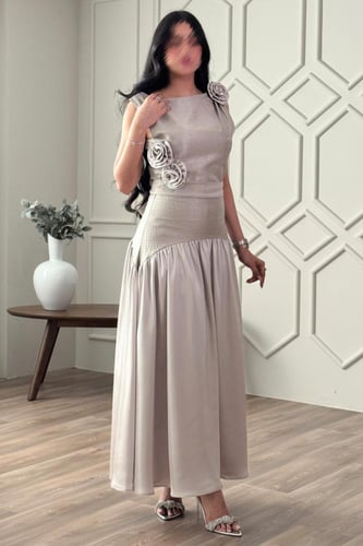 فستان بخصر منخفض مزين ببروش ورد