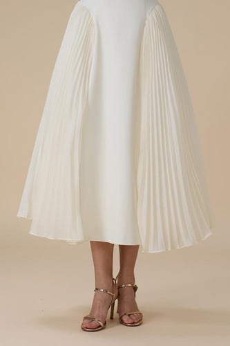 فستان ميدي سكري بتطريزات زهرية