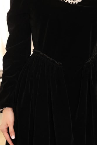 فستان مخمل قصير بياقة مطرزة كريستال لون اسود