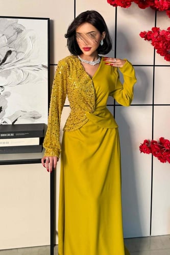 فستان اصفر طويل بأكمام طويلة