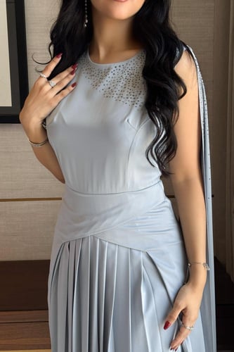 فستان بكسرات بوشاح علي الكتف لون أزرق فاتح