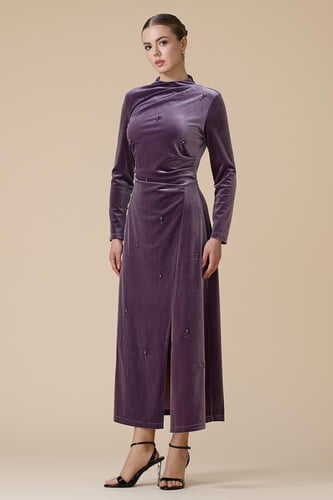 فستان موف ماكسي مخملي بأحجار كريستالية