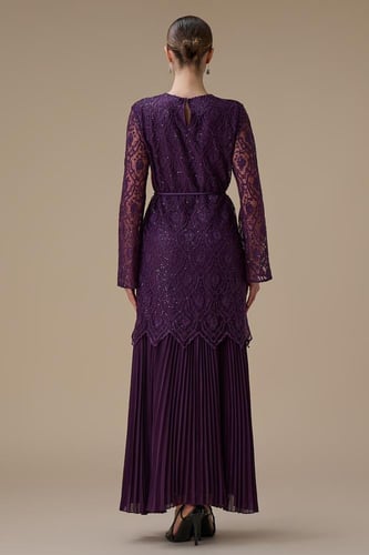 فستان طويل بنفسجي من الدانتيل المطرز