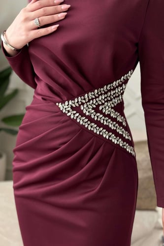 فستان عنابي سهرة بأكمام طويلة