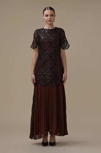 فستان دانتيل بني بتنورة بليسيه أنيقة