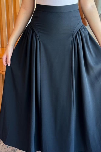 تنورة ميد بكسرات من الجنب لون اسود