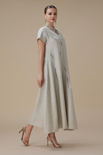 جلابية طويلة بيج بياقة v متقاطعة