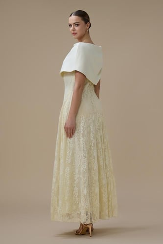 فستان طويل بلون سكري دانتيل