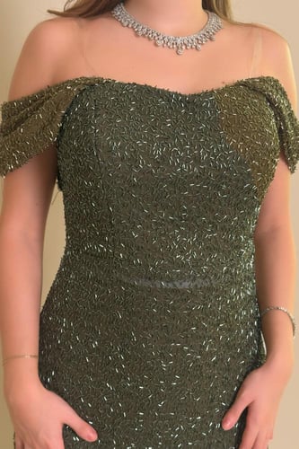 فستان طويل زيتي بقصة أوف شولدر