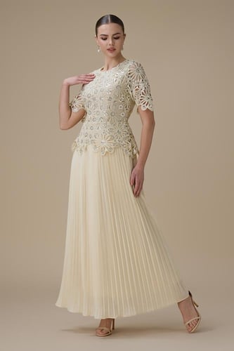 فستان طويل بيج بليسيه بتطريز