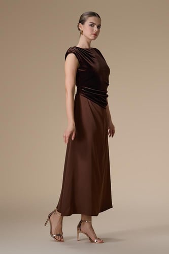 فستان بني ماكسي مخمل