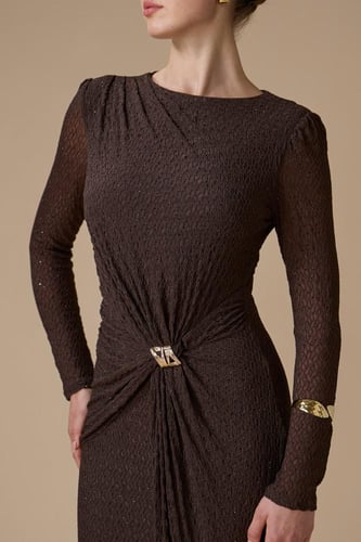 فستان بني طويل بأكمام طويلة