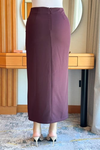 تنورة ميدي مزينة بحجر ذهبي لون عنابي