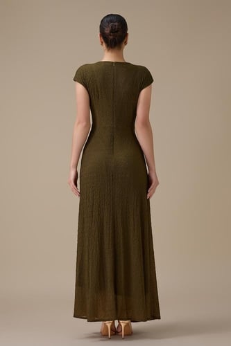 فستان طويل اخضر بتفصيلية جانبية