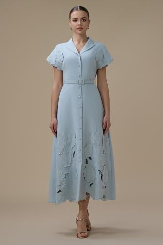 فستان بلون ازرق بقصة ميدي وتطريز ناعم