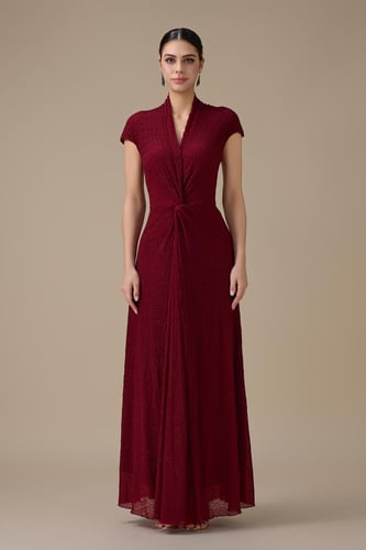 فستان برغندي طويل بقصة ملتفة