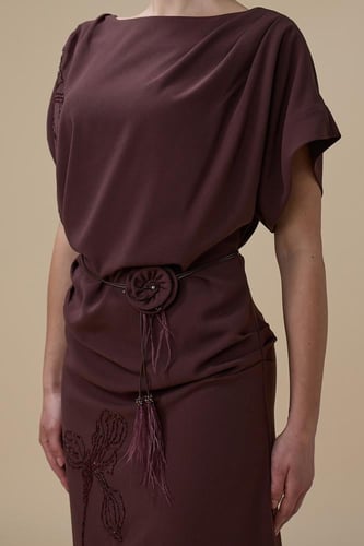 فستان طويل بلون بني أنيق