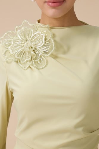 فستان طويل اخضر فاتح بتفصيل زهرة أنيق