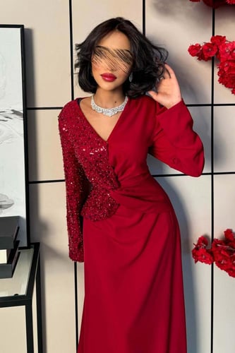 فستان احمر طويل بأكمام طويلة