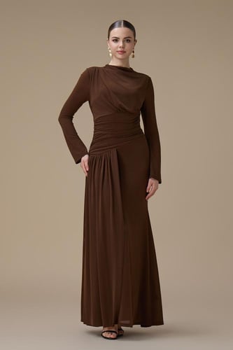 فستان طويل بني بكسرات جانبية
