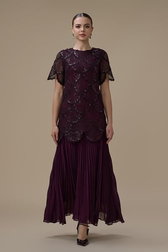 فستان دانتيل عنابي بتنورة بليسيه أنيقة