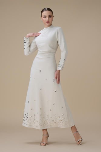 فستان بيج طويل أنيق مطرز بتفاصيل لامعة