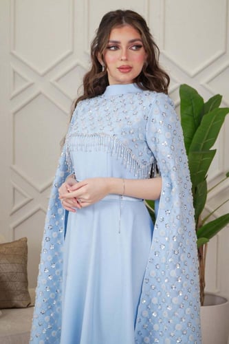 فستان ميدي بأكمام كيب مطرز لون سماوي