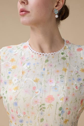 فستان بيج قصير مزهر بأكمام طويلة وكشكش