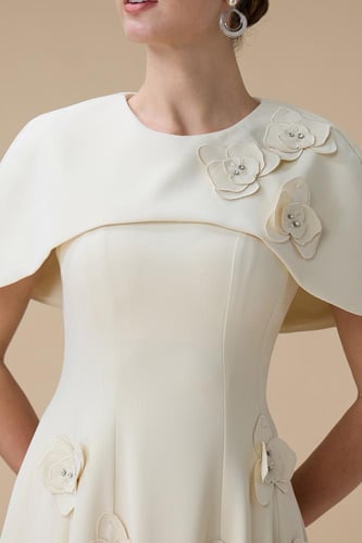 فستان سكري طويل بتفاصيل ورود بارزة