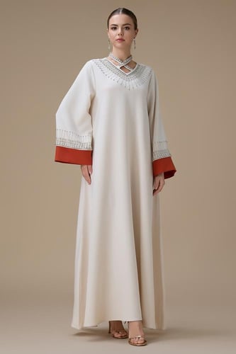 جلابية طويلة بيج بتطريز انيق