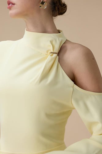 فستان ماكسي اصفر بكتف واحد