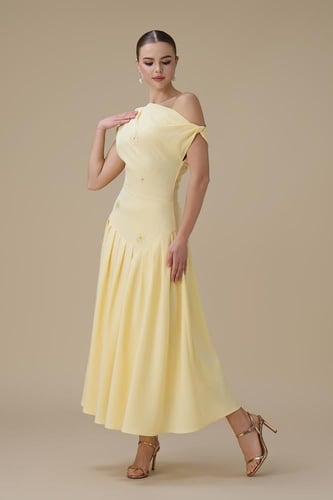 فستان أصفر ميدي بكتف واحد وقصة أنثوية