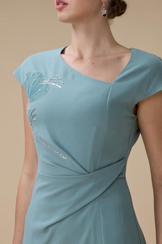 فستان ميدي ازرق مطرز بقصة ملفوفة وفتحة أمامية