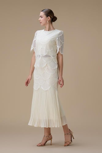 طقم سكري دانتيل مع تنورة بليسيه أنيقة