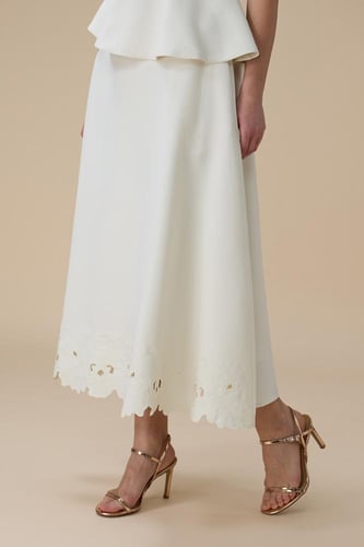 طقم تنورة ميدي سكري بتفاصيل زهور ثلاثية الأبعاد