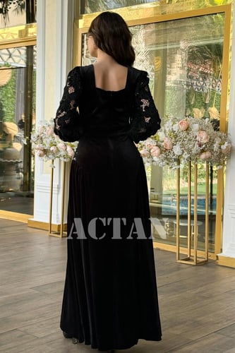 فستان مخملي بأكمام جوبير مزين بالكريستال لون اسود