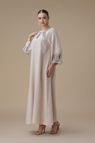 جلابية طويلة بيج بتطريز فضي