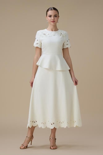 طقم تنورة ميدي سكري بتفاصيل زهور ثلاثية الأبعاد