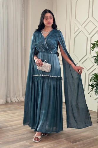 فستان ميتاليك مطرز بكريستال بتصميم كيب لون تركواز