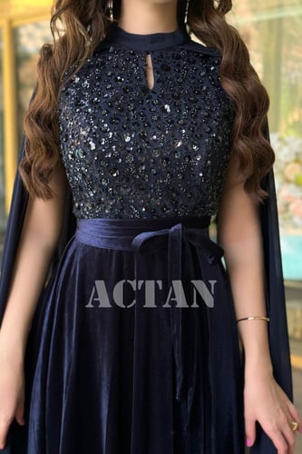 فستان مخملي ميدي بأكمام كيب مزين بالترتر لون كحلي