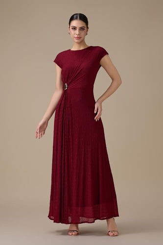 فستان طويل برغندي بتفصيلية جانبية