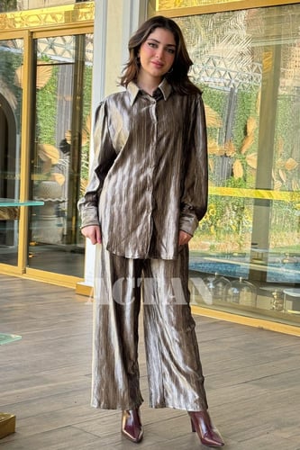 طقم مخملي بنطال وقميص مزين بخطوط لون اخضر فضية