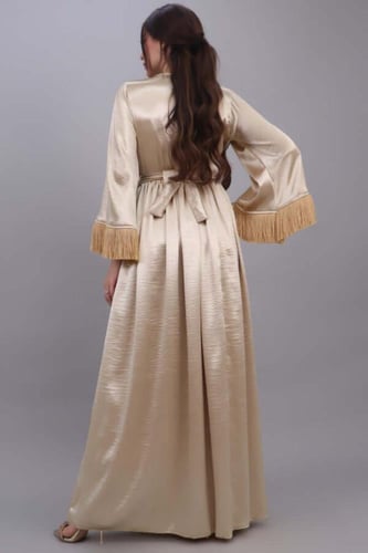 جلابية رمضانية بتصميم فستان مطرزه ومزينه بهدب ذهبي