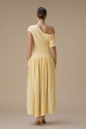 فستان ميدي أصفر بكتف واحد وتنورة غير متماثلة