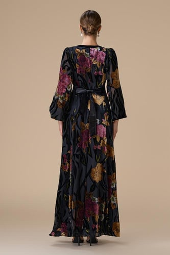 فستان اسود طويل مورد مخمل