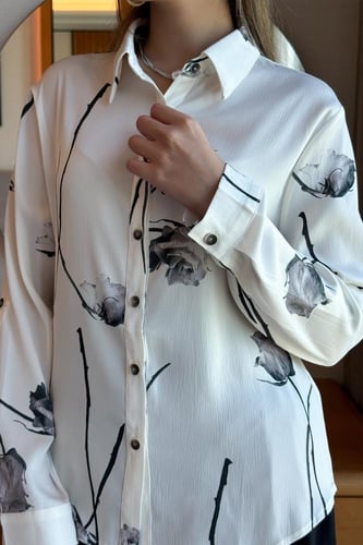 قميص بطبعات ورود لون ابيض