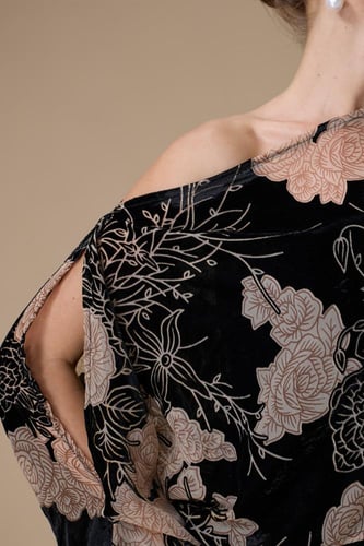 فستان اسود طويل مخمل