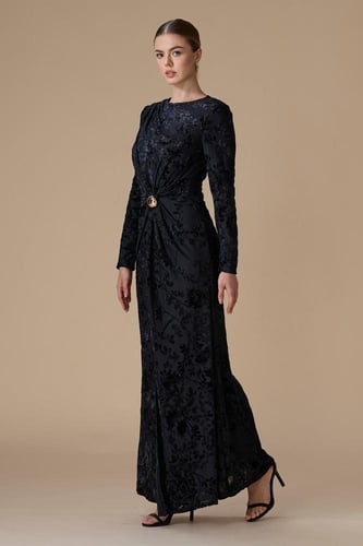 فستان اسود طويل بنقوش مخملية