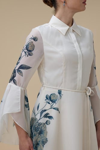 فستان طويل أبيض بقصة قميص ونقشة زهرية جانبية