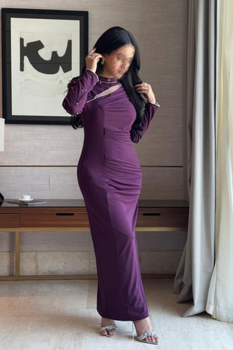 فستان ضيق بثنيات بفتحة علي الصدر لون عنابي